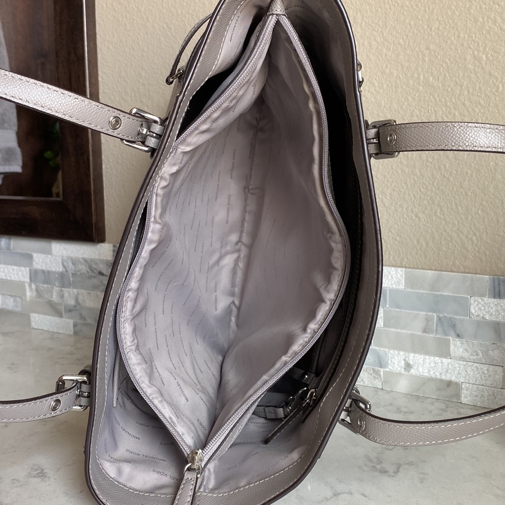 •Michael Kors• Large Voyager Tote Purse - Picture 10 of 16